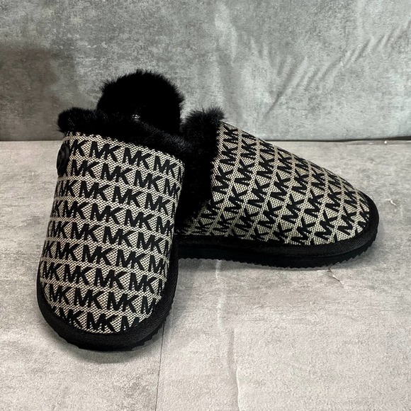 MICHAEL Michael Kors Shoes - MICHAEL MICHAEL KORS Women's Black Janis Faux-Fur Logo Jacquard Slippers SZ 6